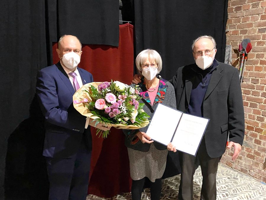 Wurde im privaten Rahmen geehrt - Landrat Christoph Rüther, Gertrud Tölle und Ehemann Heinrich Tölle Bildrechte: Kreis Paderborn/Tölle